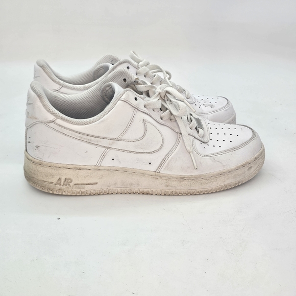 Nike Air Force 1 07 Triple White Men’s Shoes 9.5 Classic Streetwear Iconic Sneak - Picture 2 of 12